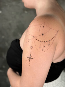 Fine Line Tattoos: Pros, Cons and How Long They Really Last